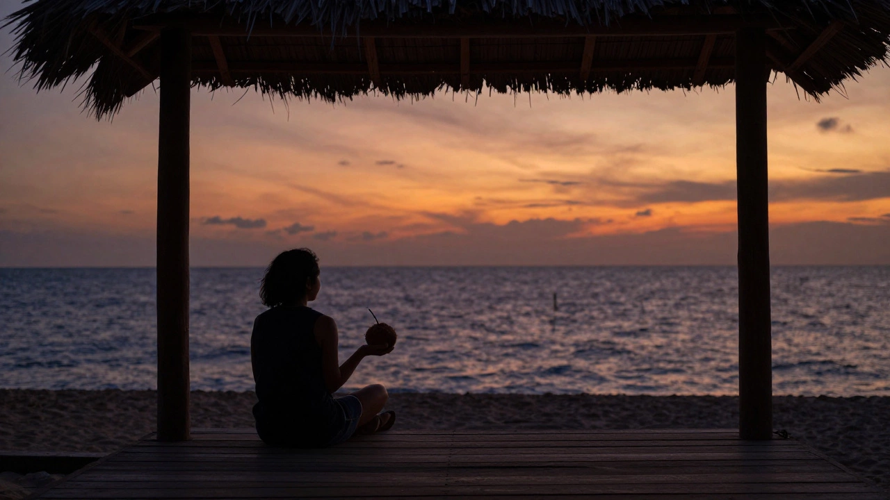 Человек с кокосом на веранде на закате, без телефона, смотрит на океан — простота, присутствие, свобода.