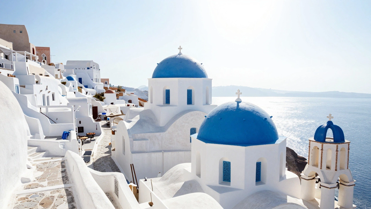 Греческий остров: белые здания, синие купола и яркое летнее солнце.