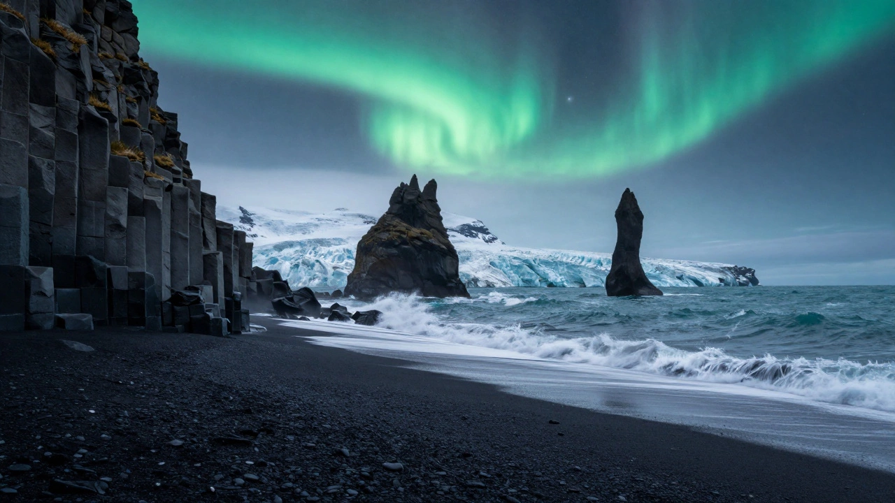 Черный пляж Исландии с ледником под зеленым северным сиянием