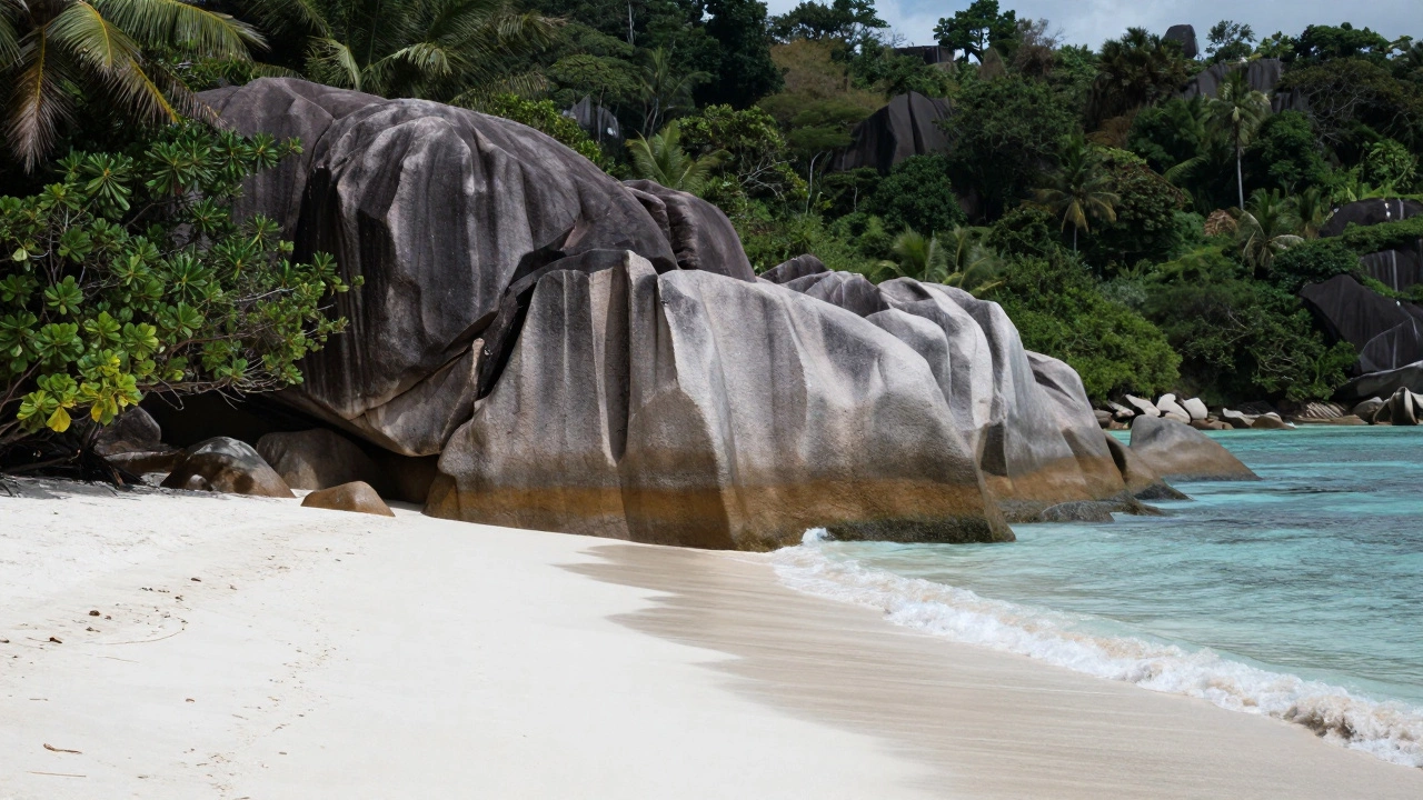 Гранитные валуны и лазурный берег Сейшельских островов